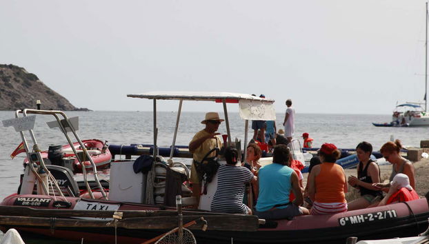 Lancha desde Es Grau a la isla de Colom