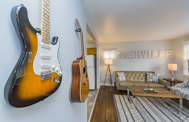 Savor the Homey Vibe at a Chilled Nest Five Min Downtown - Foto 25