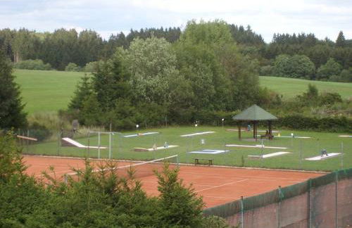 Gemütliches Ferienhaus in der Eifel mit Pool, Tennisplatz, Minigolf und nahem See - Foto 24