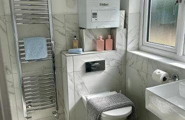 Cotswold studio with kitchen & patio - Photo 10