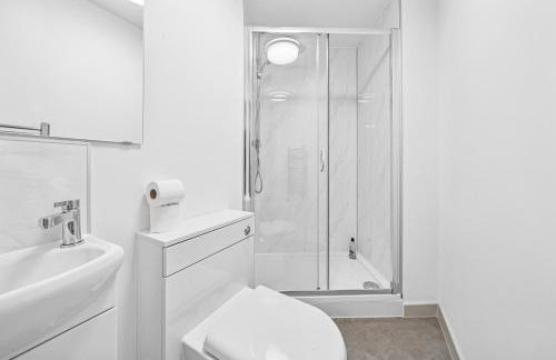 Modern & Cozy Private Double Room - Shared House by AltoLuxo Short Lets & Serviced Accommodation with Free WiFi & Parking - Foto 20