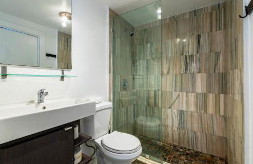 Coastal 2BR Escape | Walk to Beach & 2 Queen Beds - Foto 32