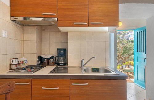 Maria in the castle Kea - Photo 5