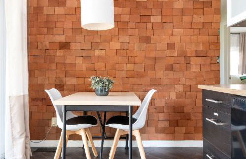 Enchanting 3BR Cottage Close to Downtown - Foto 13