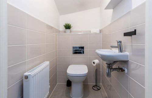 2-Bed Home in Quiet Neighborhood with Parking & Wifi - Foto 8