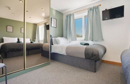 Stupton House, Large 3 Bed House that Sleeps 8 with Full Size Pool Table & FREE Parking - Hosted by Stay Host Save - Foto 14