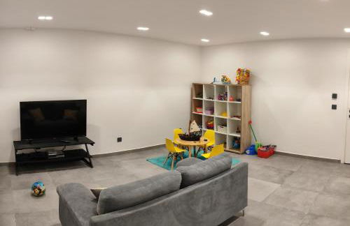 Seafront Villa Nafsika - Private Heated infinity Pool - Direct access to the beach - Play area - Foto 35