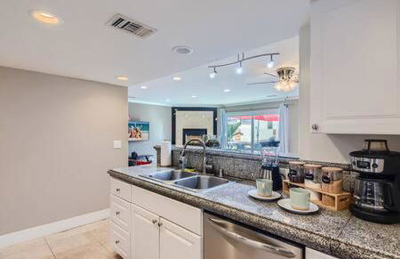 Awesome 3BR 2BTH 1 Block To Beach C2 - Photo 11