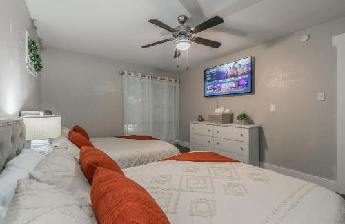 Cozy 2BR Farmhouse Apt - Sleeps 8 - FREE Parking! - Photo 33