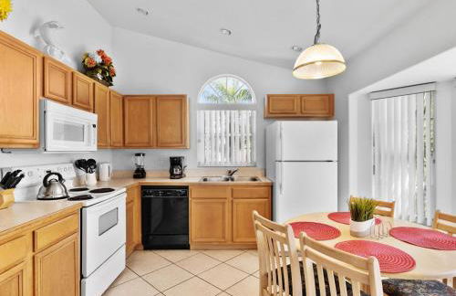 Sunny Getaway with Private Pool, Spa & Fenced Yard - Foto 4