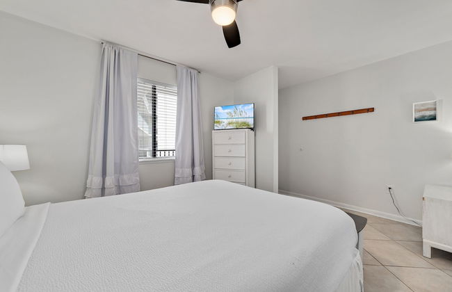 1br/1ba Sleeps 4 Near Beach w/ Breathtaking Ocean Views - Photo 3