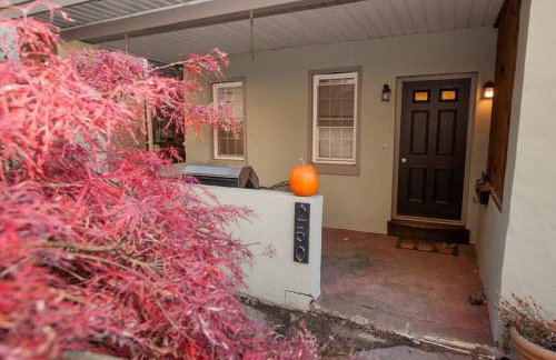 Hip & Cozy to Explore the City or Catch a Game - Foto 14