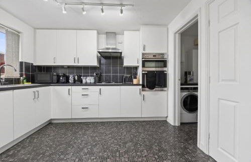 NEW! Large 5BR 2BA Home Leamington Spa Driveway Garage Parking WI-FI - Photo 11