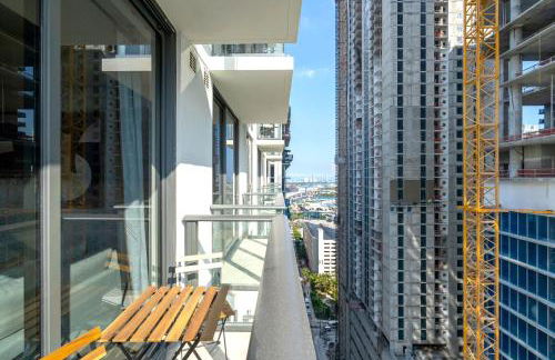 Modern Chic 1BR Downtown with Rooftop Pool & Views - Foto 11