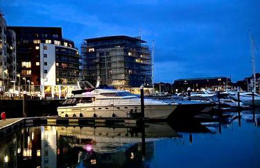 SUPERYACHT ON TOWN QUAY MARINA, SOUTHAMPTON - Very close to city centre and cruise terminals - free parking included - Foto 42