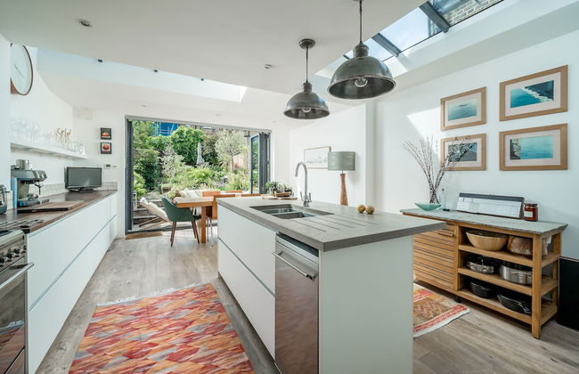 JOIVY Contemporary 2-Bed House W/ Private Garden - Foto 10