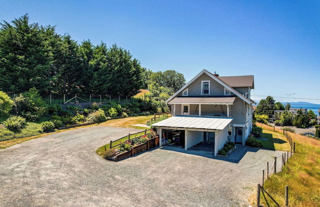 Private Beach Access + Water Views! Sleeps 18, Historic 6bdr Farmhouse w/ Deck - Foto 40