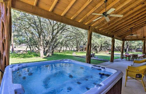 Riverfront Blanco Home with Shaded Porch and Hot Tub - Foto 2