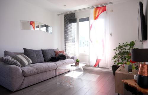 Le Remarquable à Saint Martin d'Hères - Situé au Calme - Proche de Grenoble des Centre de Formations et du Campus - 1 Lit King Size et un lit simple - Climatisation - Balcon - Parking gratuit - Vue montagne - Proche Station de Ski - Foto 9