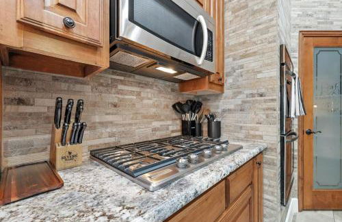 Lewisville Luxe Pool Getaway - Patio BBQ TV Room - Foto 14