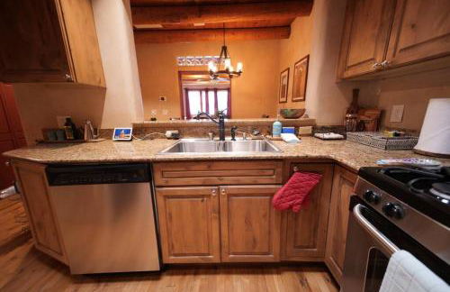 Enchanted Casita with Private Outdoor Hot Tub and Patio, Near Santa Fe Plaza, Sleeps 4 with free parking - Foto 28