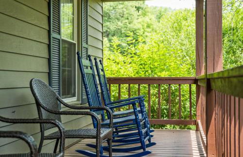 Family and Pet Friendly Retreat with Sauna, Firepit, Pond Views Near Route 151 Wineries - Foto 31