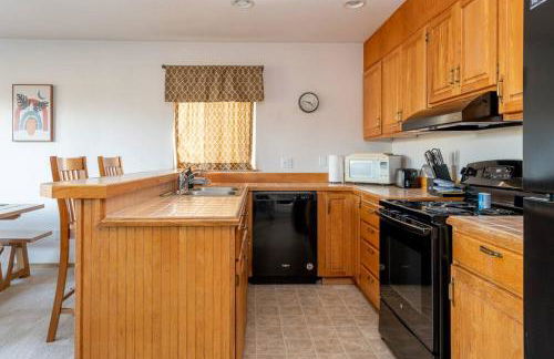 Cozy 2 bedroom condo walking distance from the beach - Foto 11