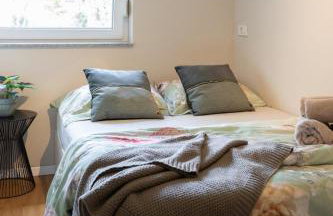Stylish Urban Oasis - Design 2BR Apartment with Parking - Photo 7