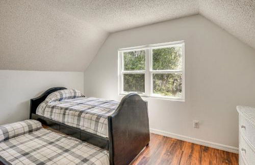 Walk to Lake George Quiet Nature Escape with Deck - Foto 15