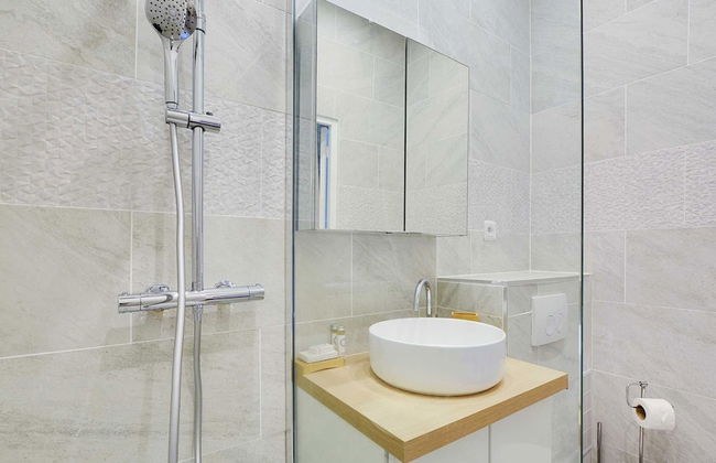 Chic Apartment in Paris for Couple - Photo 9