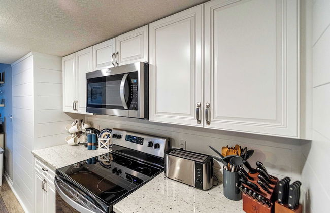 Lazy L at the Lake Chic 3 BDR Condo w/ Boat Slip - Photo 6