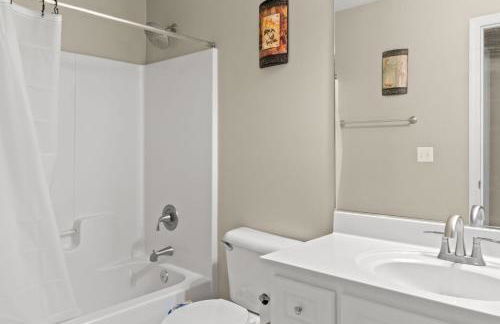 Private Fenced Yard • Sleeps 10 • Mins to Malls - Foto 32