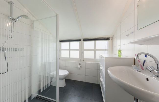 Giethoorn Villa With Modern Touch - Photo 9