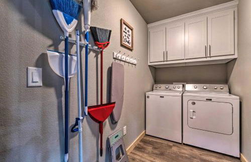 Upscale Riverfront Home with Beach and Fire Pit! - Foto 34