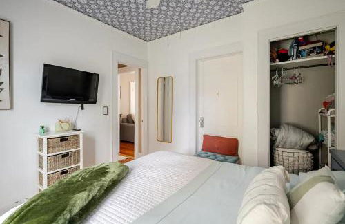 Gem by the water with firepit & all fenced backyard 2 Bedrooms - Photo 15