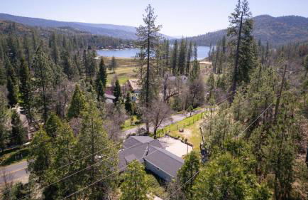Near Yosemite Bass Lake Cabin with Hot Tub, Lake View, Pet Friendly - Photo 54
