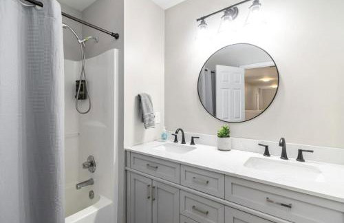 5-Bed Gem Close to Duluth Fun Sleeps 16 - Foto 25