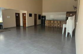 Macadamia Casa de temporada com 1 quarto climatizado com 1 cama casal e 1 beliche e amplo espaço climatizado ideal para acomodar colchões extras e receber mais pessoas com conforto - Foto 6