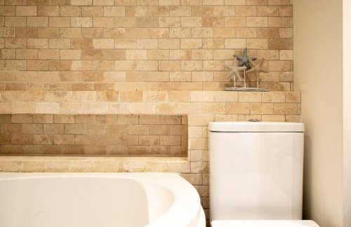 The Coach House - Beautiful Home in Cheltenham! - Photo 35