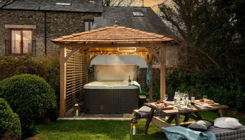 East Trenean Farm Cottages -4 Luxury Cornish Cottages sleeping 20 with hot tubs, private gardens, rural views and EV facilities - Foto 2, Garden view