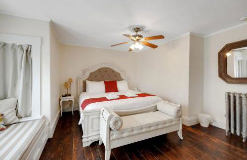 Main House - 3 Story 5 Bed 3 Bath Private Deck Courtyard Pet Friendly fee applies - Photo 26