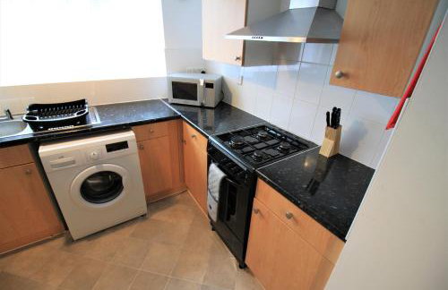 H21 -3 bed Close to Town Drive Parking 2 toilets Contractor Digs - Photo 26