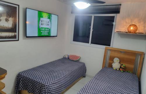 Apartamento Frente para o Mar - Varandão com Blindex - Vista para o Mar - 1 Suite e mais 2 Quartos-Ar Condicionado - 2 Vagas - BEIRA MAR - 70 metros da Praia ,TVS SMART GERAL -WI-FI -DISNEY PLUS- PORT 24 HORAS-KIT PRAIA-ROUPA DE CAMA 2 XCASAIS - Foto 62