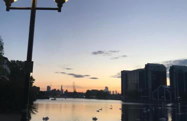 2BR Waterside View Free Parking Fast WiFi Terrace Balcony TV BBQ Garden Access - Foto 9