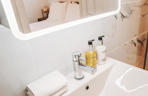 Cottage with Hot Tub - near Cheltenham and Tewkesbury - Photo 34