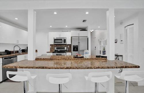 Central Stunning Villa with Heated Pool Cabana - Foto 9