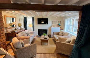 Luxury homely open-plan Barn with log burner & games room - Foto 6