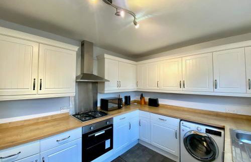 Spacious 3BR Home with Garden and Parking - Photo 18