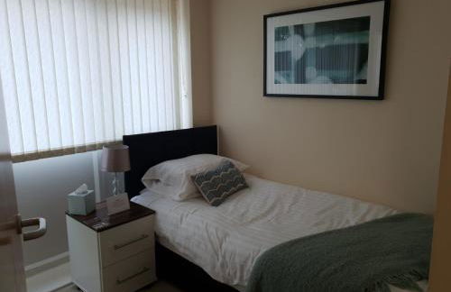 The Sawmills, Carlisle - Spacious 4 Bedroom Family House - Free WiFi - & Parking - Walk to Carlisle Castle - Foto 7