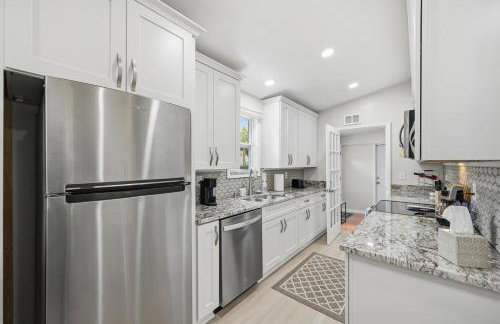 New Lakefront Getaway Private Hot Tub Min to DMC - Foto 29